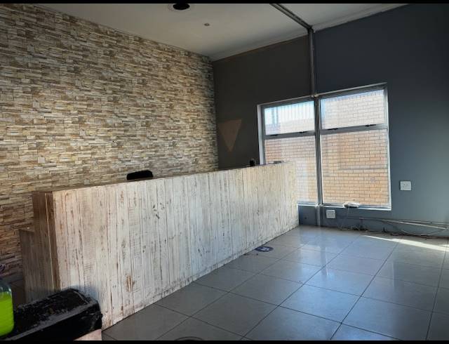 140M² BUILDING TO LET IN OVERPORT